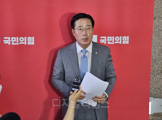 국회 교육위원회 여당 간사인 이태규 국민의힘 의원이 26일 오후 서울 여의도 국회 본청 국민의힘 원내대표실 앞에서 '교권보호 및 회복과 관련한 당정협의회' 브리핑을 마친뒤 추가로 기자들을 만나 질의에 답변하고 있다.<한기호 기자>